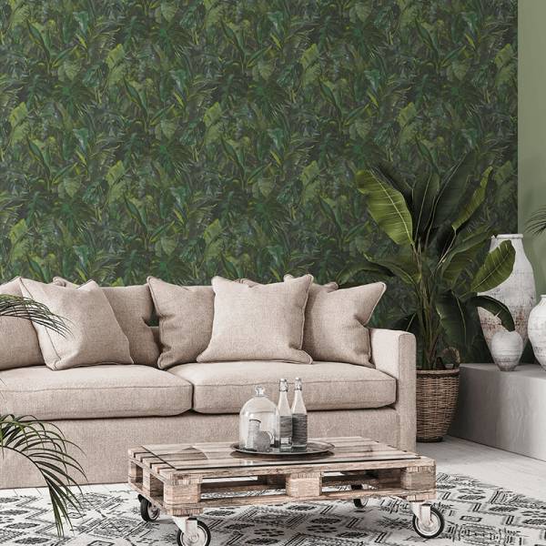 helles Sofa mit Paletten Couchtisch vor grüner Dschungeltapete